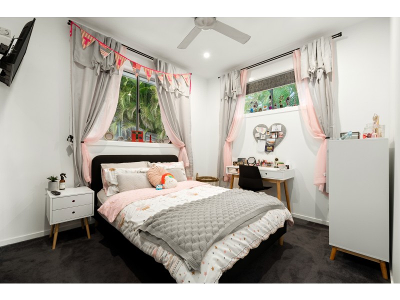 8 Hillside Court, Little Mountain QLD 4551