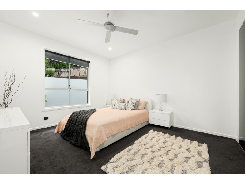 8 Hillside Court, Little Mountain QLD 4551