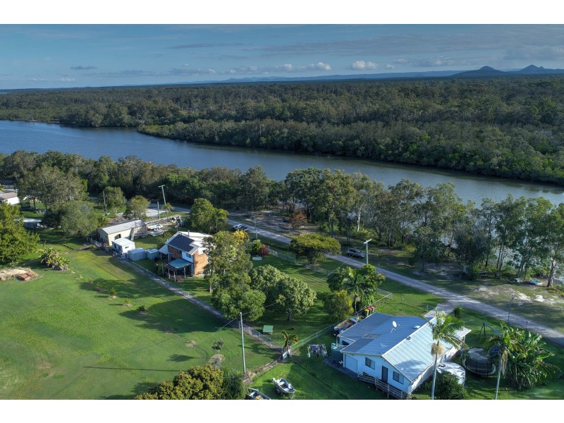 17 The Esplanade, Coochin Creek QLD 4519