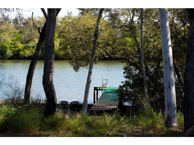 17 The Esplanade, Coochin Creek QLD 4519