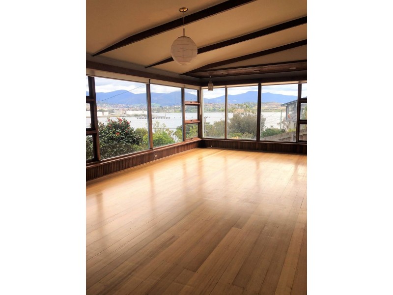 130 Derwent Avenue, Lindisfarne TAS 7015