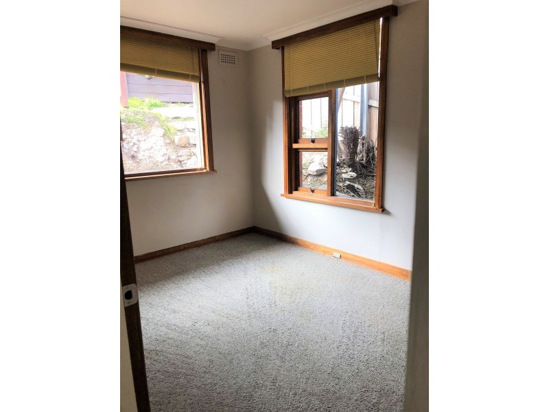 130 Derwent Avenue, Lindisfarne TAS 7015