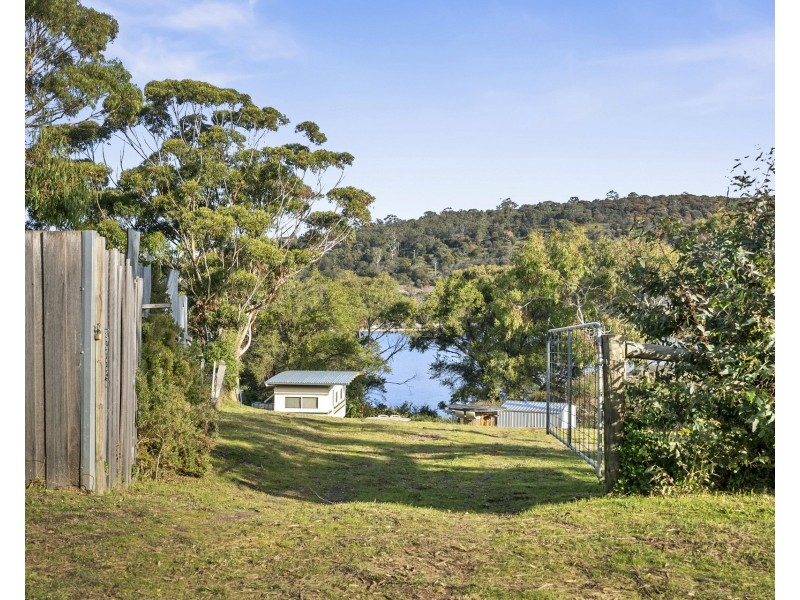 8 Erle West Street, Carlton River TAS 7173