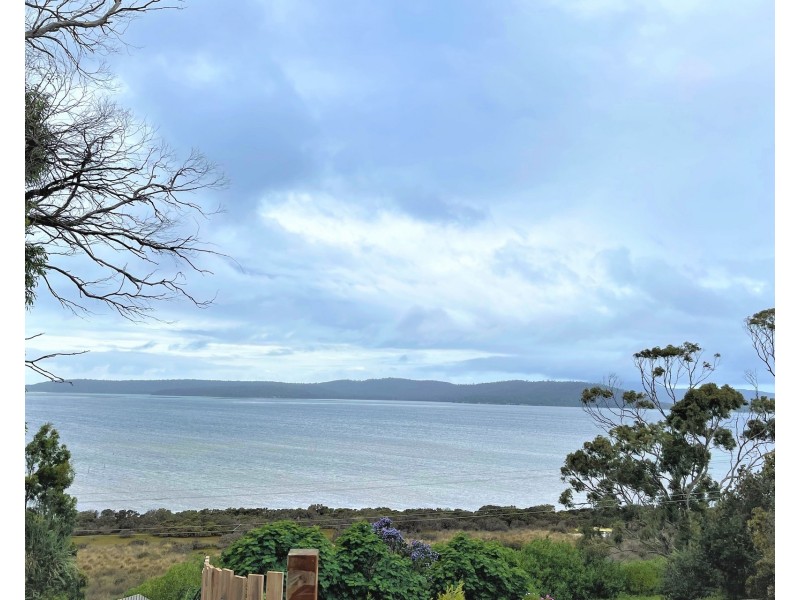 16 Craigs Hill Road, Boomer Bay TAS 7177