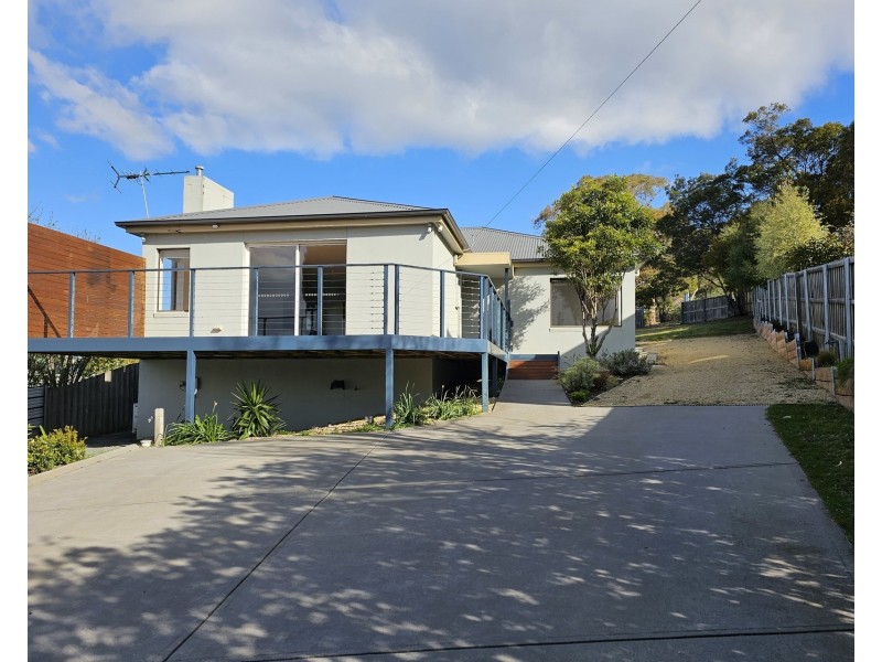 1 Bartlett Place, Lindisfarne TAS 7015