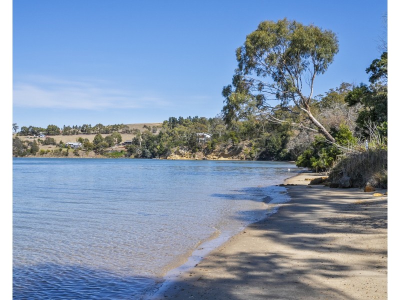 559 Shark Point Road, Penna TAS 7171