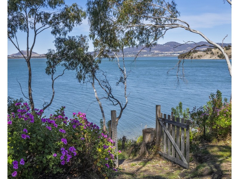 559 Shark Point Road, Penna TAS 7171