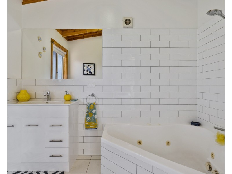 35 Tasmans Arch Road, Eaglehawk Neck TAS 7179