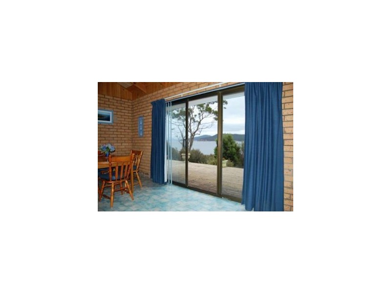 White Beach TAS 7184