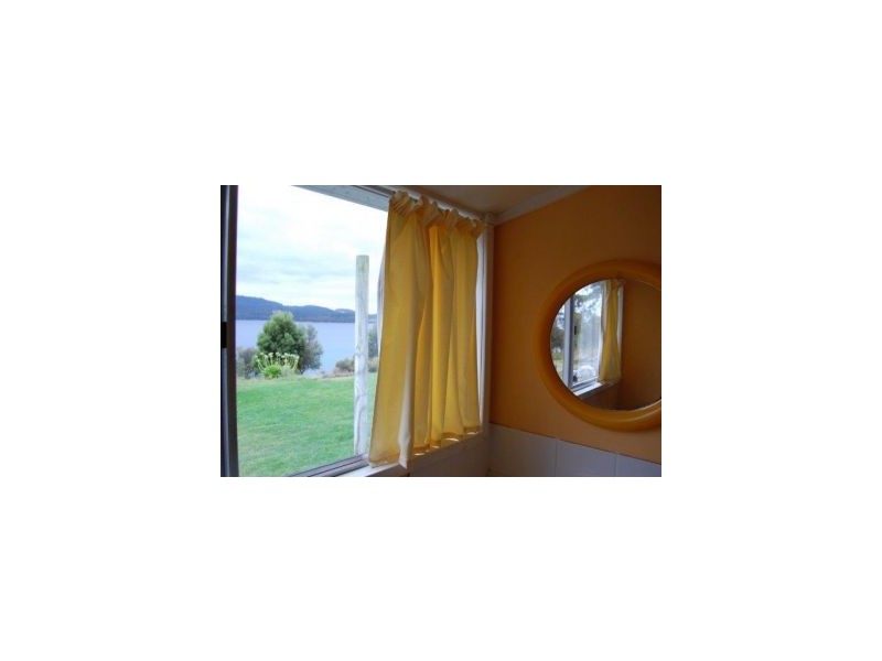 White Beach TAS 7184