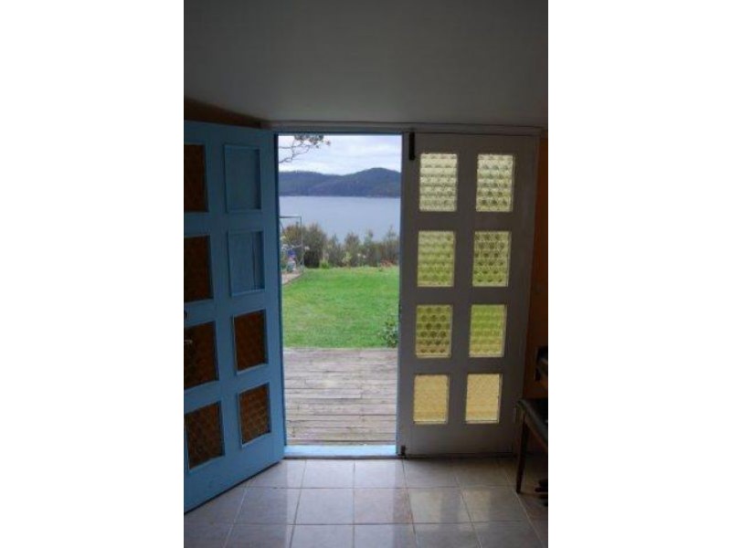 White Beach TAS 7184