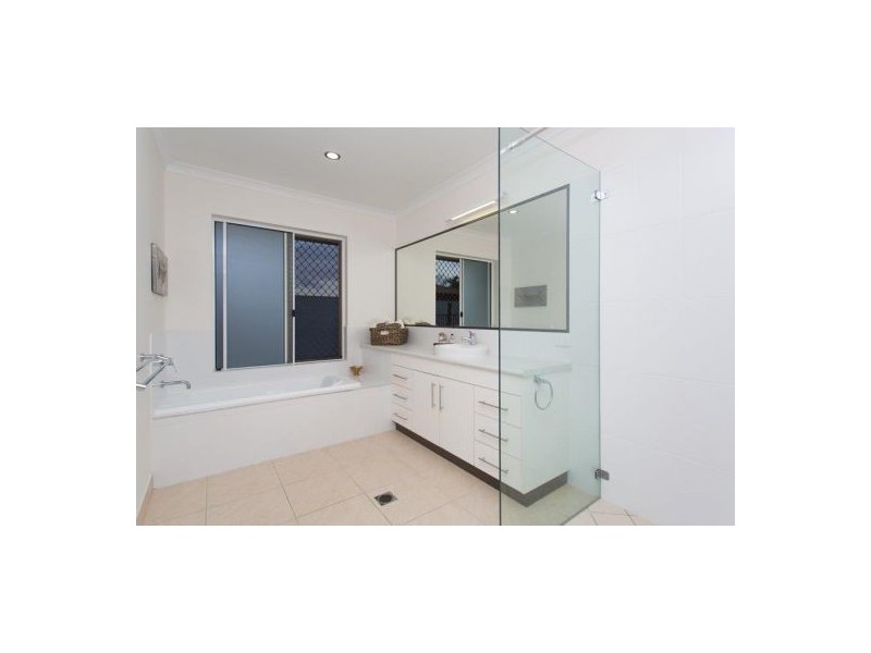 27 Kinghorn Street, Eimeo QLD 4740