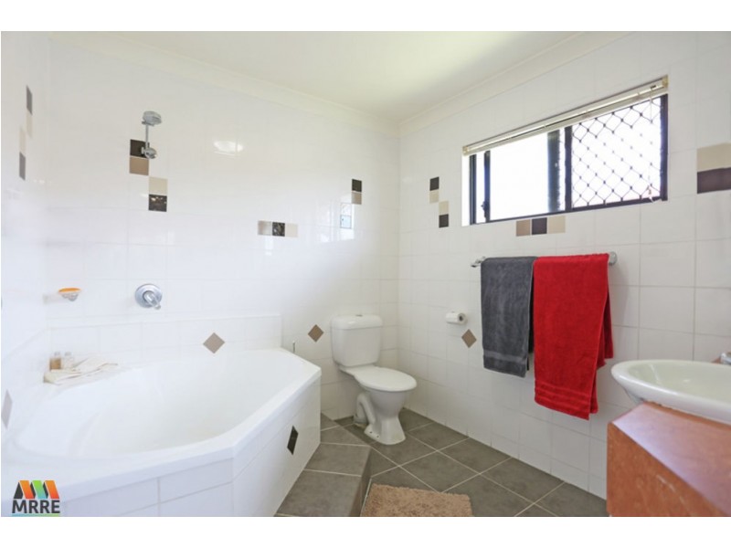 1 Schapers Road, Glenella QLD 4740