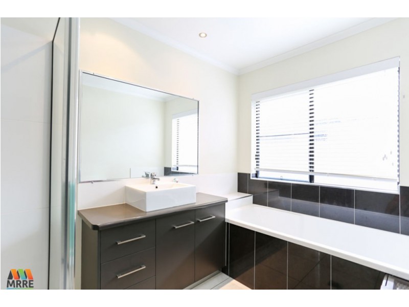 6 LANCASTER WAY, Ooralea QLD 4740