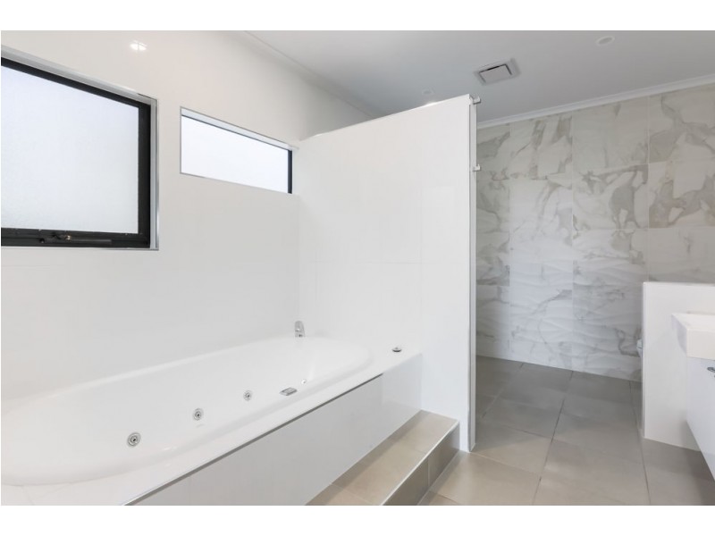 32 Beach Road, Dolphin Heads QLD 4740