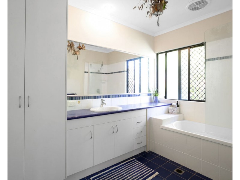 8 Hossack Court, Glenella QLD 4740