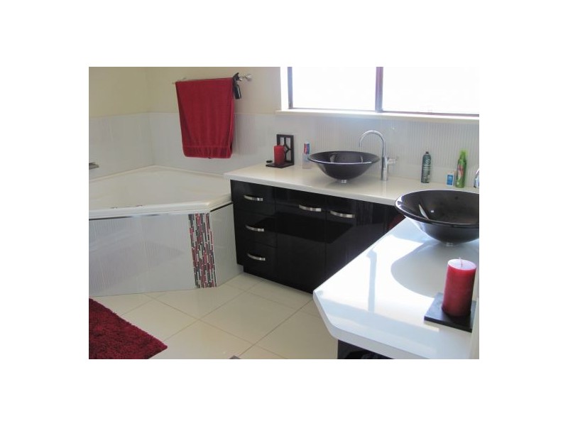 13 Shuttlewood, Richmond QLD 4740