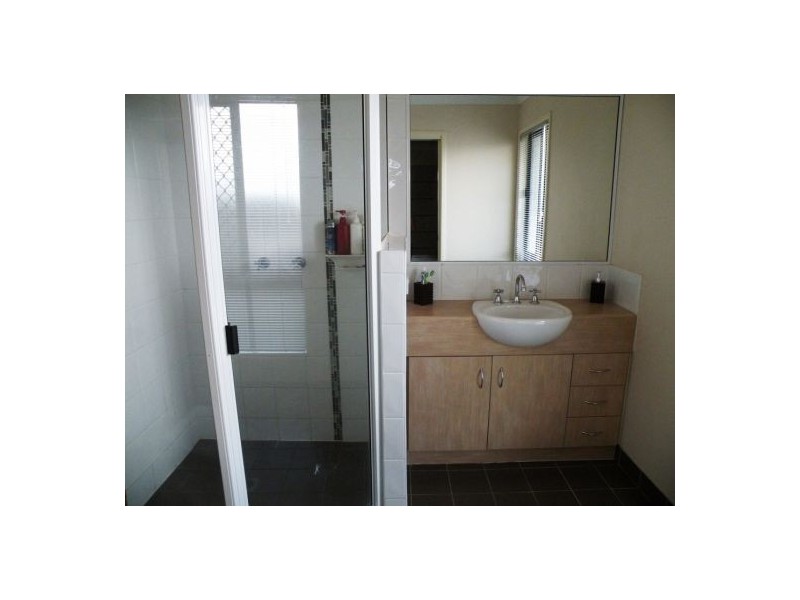 17 Victor Avenue, Glenella QLD 4740