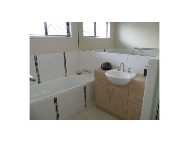 17 Victor Avenue, Glenella QLD 4740