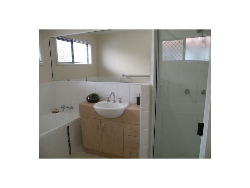 17 Victor Avenue, Glenella QLD 4740