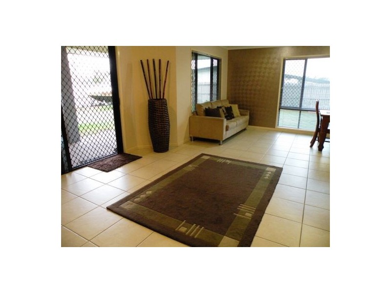 17 Victor Avenue, Glenella QLD 4740