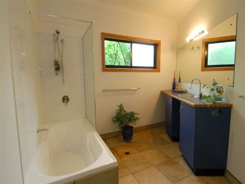 6 Daydream Court, Cannonvale QLD 4802