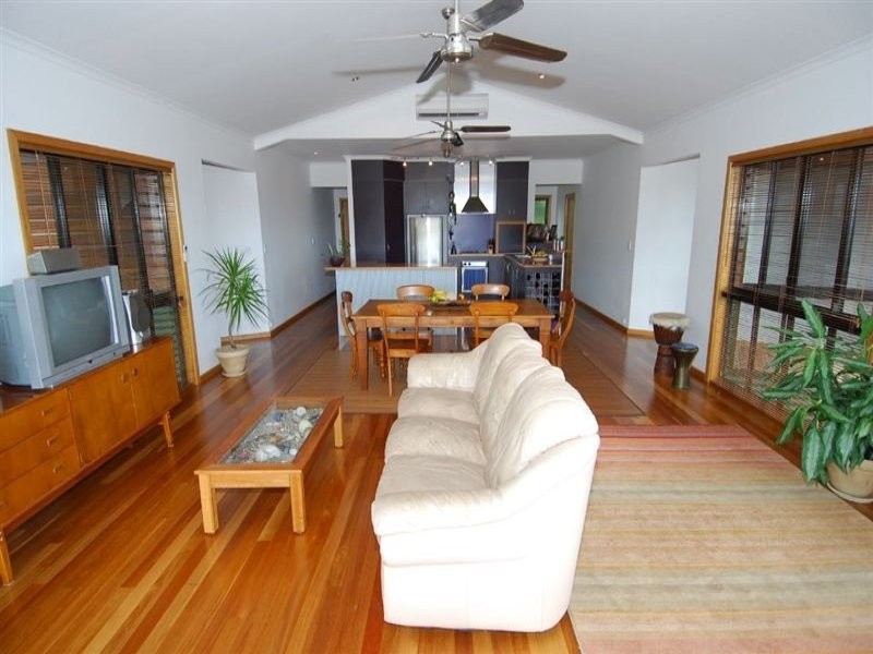 6 Daydream Court, Cannonvale QLD 4802