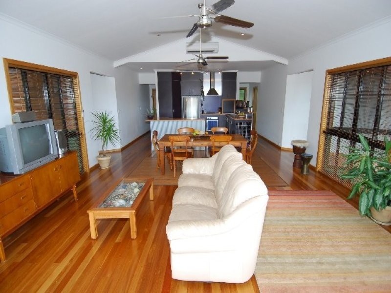 6 Daydream Court, Cannonvale QLD 4802