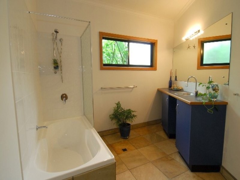 6 Daydream Court, Cannonvale QLD 4802