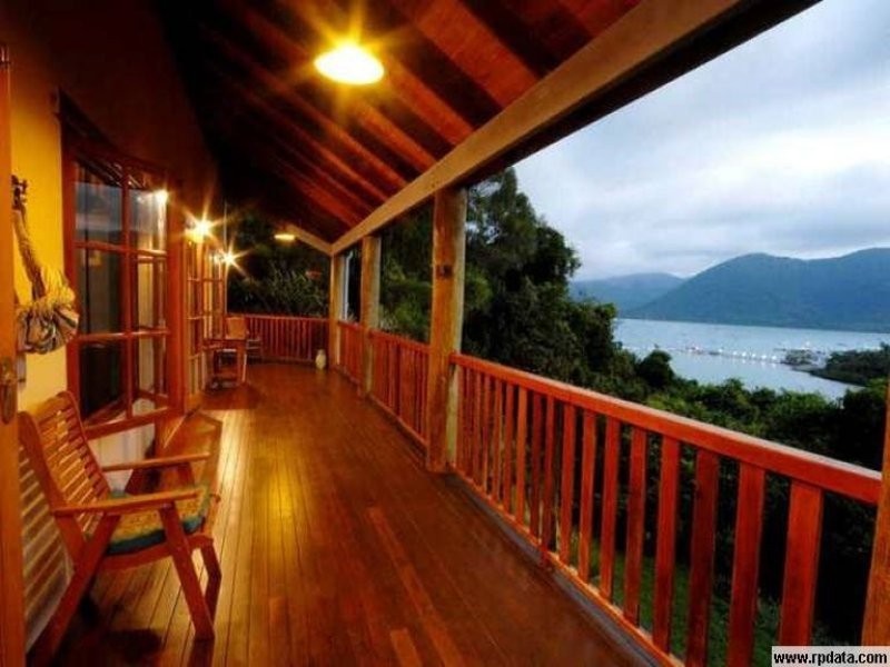 6 Harbour Avenue, Shute Harbour QLD 4802