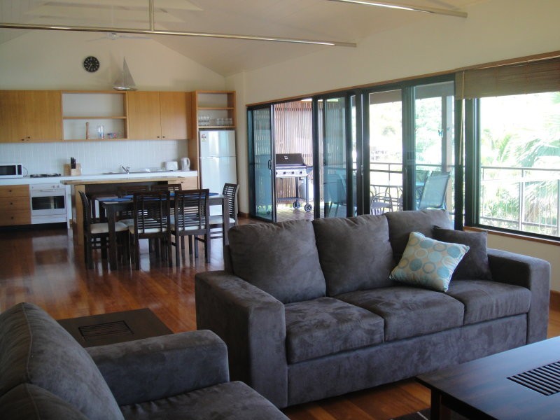 17 Passage Avenue, Shute Harbour QLD 4802