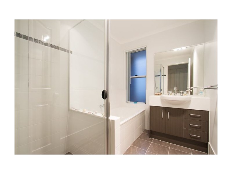 4 Barcoo Street, Pacific Pines QLD 4211