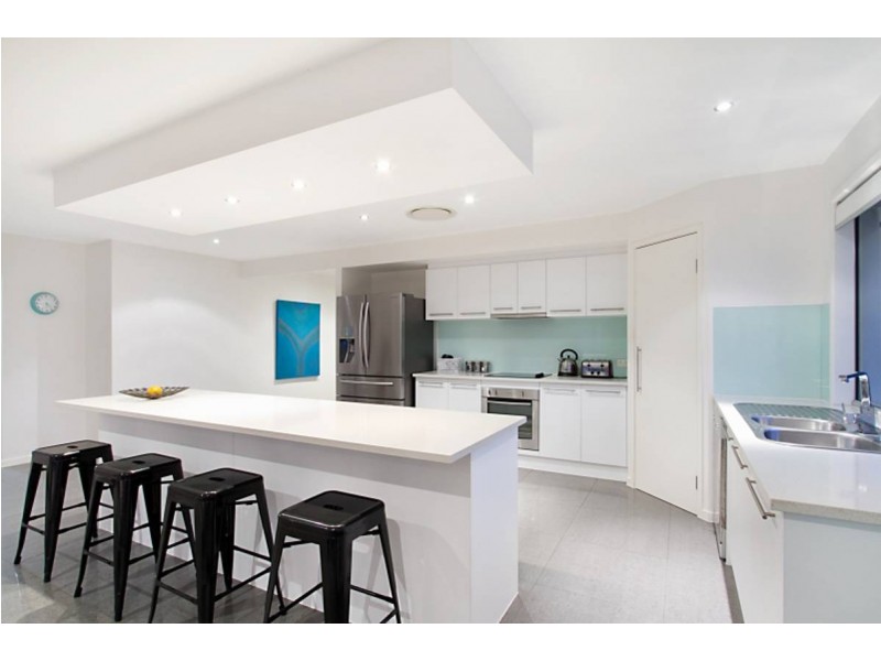 8 Laughlen Chase, Pacific Pines QLD 4211