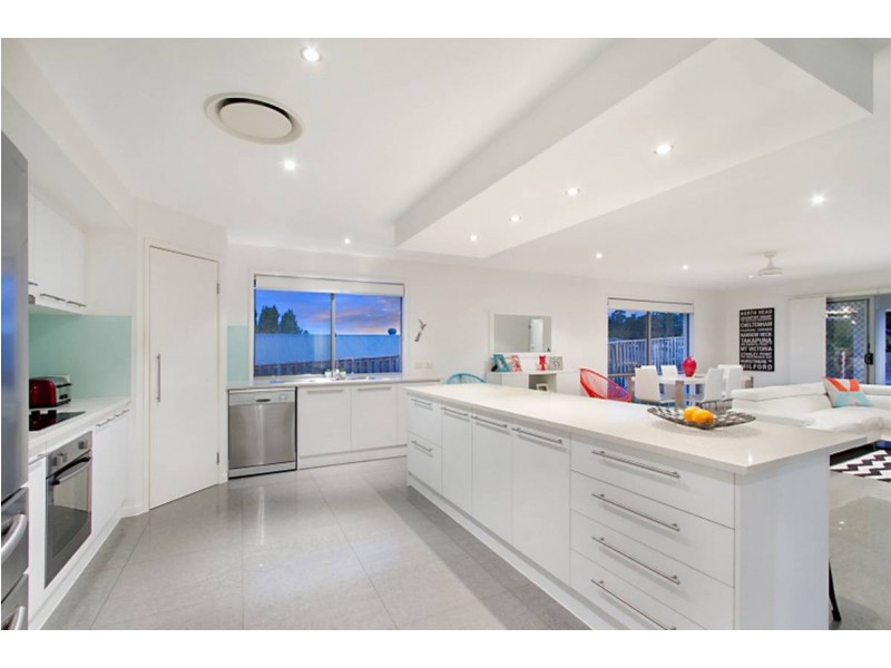 8 Laughlen Chase, Pacific Pines QLD 4211