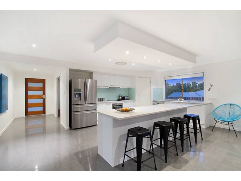 8 Laughlen Chase, Pacific Pines QLD 4211