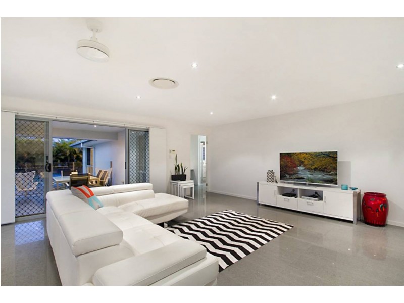 8 Laughlen Chase, Pacific Pines QLD 4211