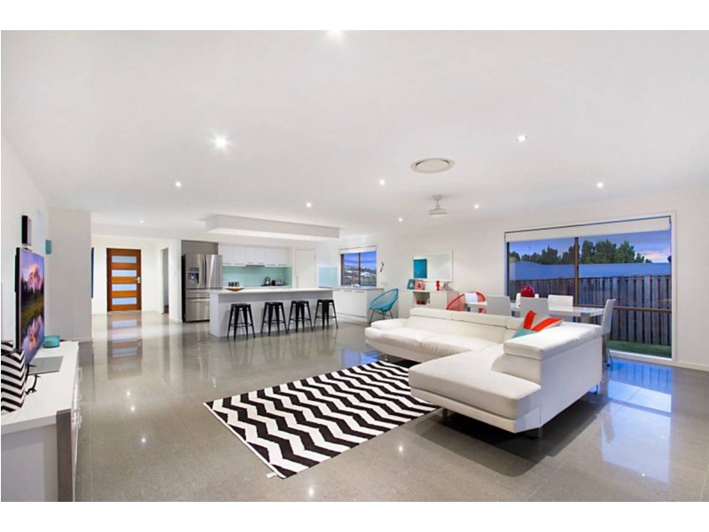 8 Laughlen Chase, Pacific Pines QLD 4211