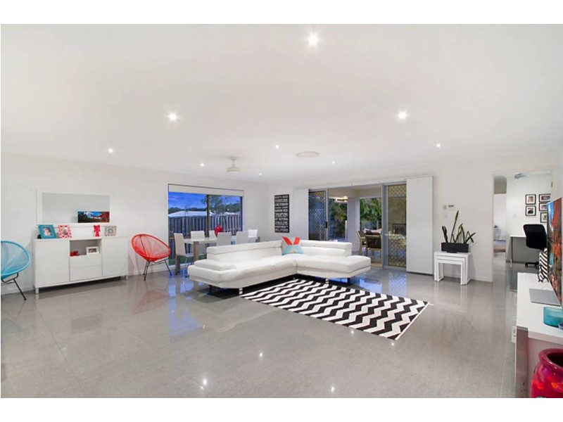 8 Laughlen Chase, Pacific Pines QLD 4211