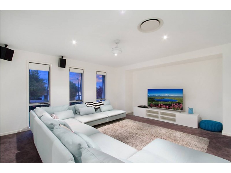 8 Laughlen Chase, Pacific Pines QLD 4211