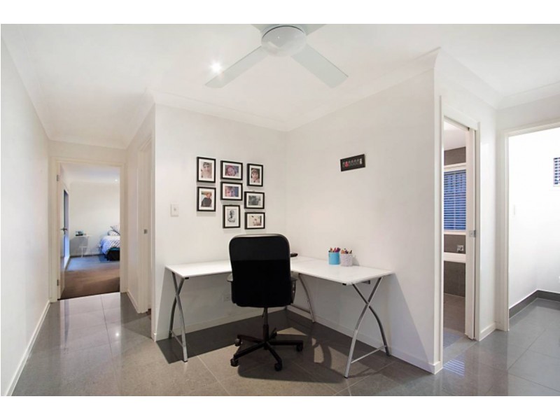 8 Laughlen Chase, Pacific Pines QLD 4211