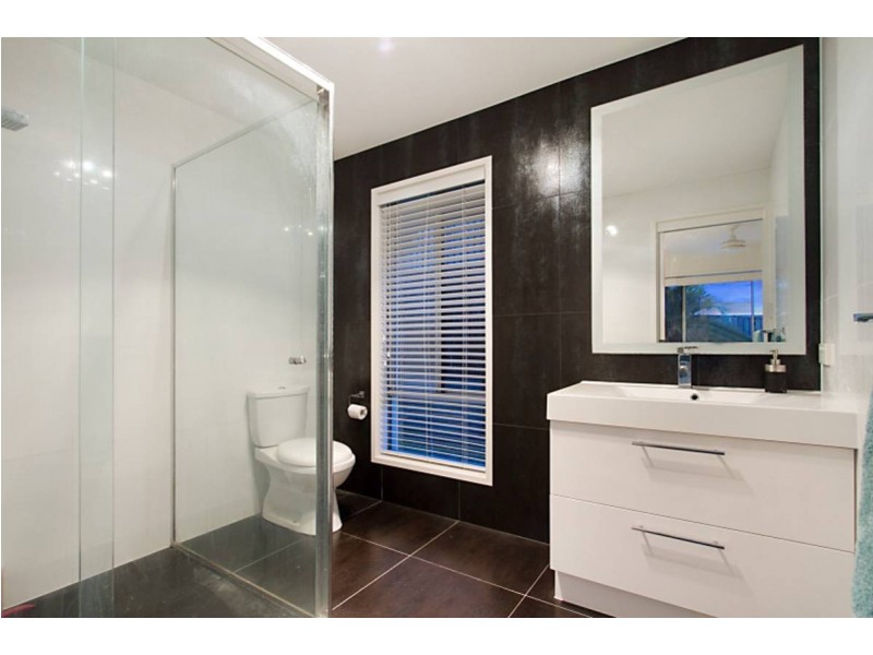 8 Laughlen Chase, Pacific Pines QLD 4211