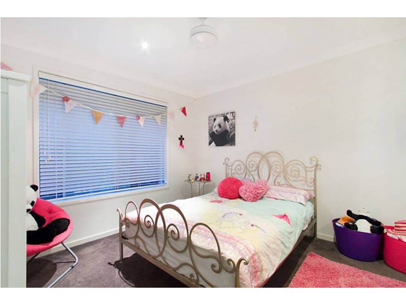 8 Laughlen Chase, Pacific Pines QLD 4211