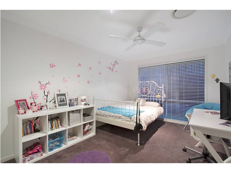 8 Laughlen Chase, Pacific Pines QLD 4211