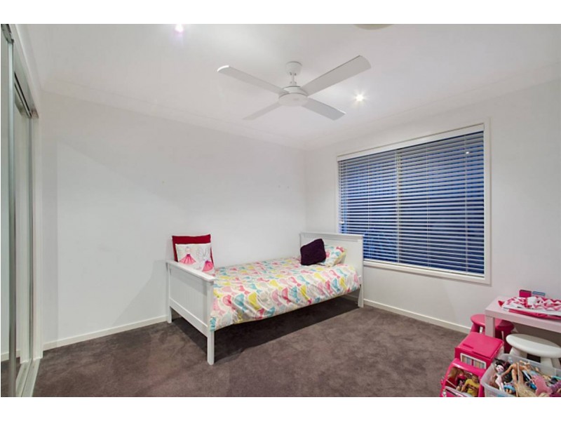 8 Laughlen Chase, Pacific Pines QLD 4211