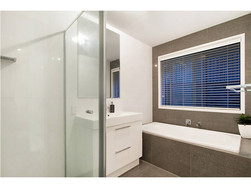 8 Laughlen Chase, Pacific Pines QLD 4211