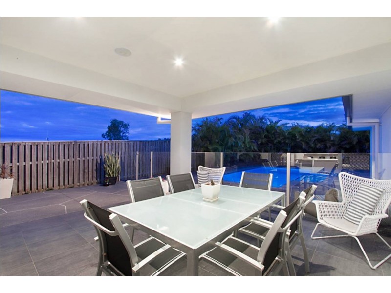 8 Laughlen Chase, Pacific Pines QLD 4211