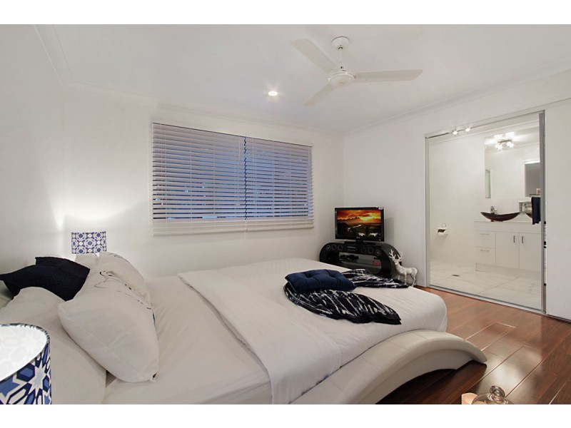 8 Cobb & Co Drive, Oxenford QLD 4210