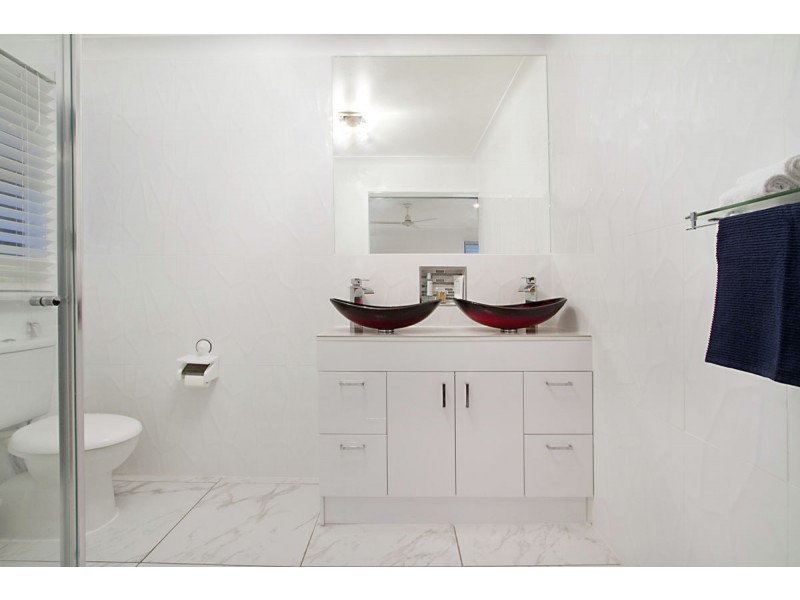 8 Cobb & Co Drive, Oxenford QLD 4210