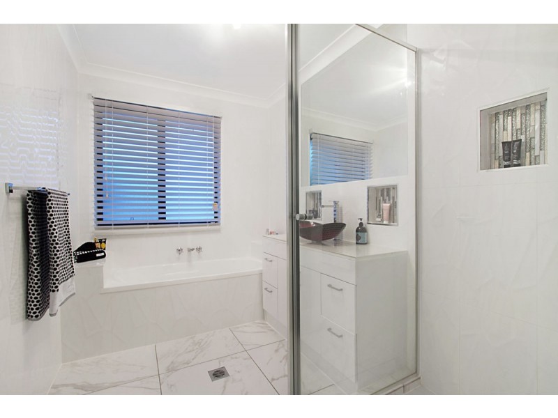 8 Cobb & Co Drive, Oxenford QLD 4210