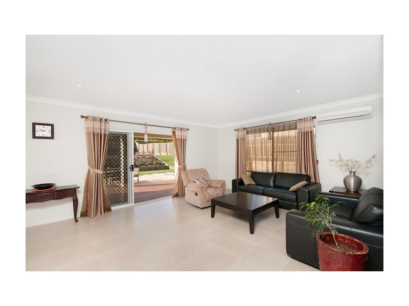 26 Hawkesbury Ave, Pacific Pines QLD 4211